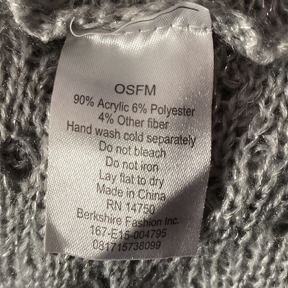 Gorgeous lightweight gray/sparkly infinity scarf EUC! (22” x 72”). - Picture 3 of 7